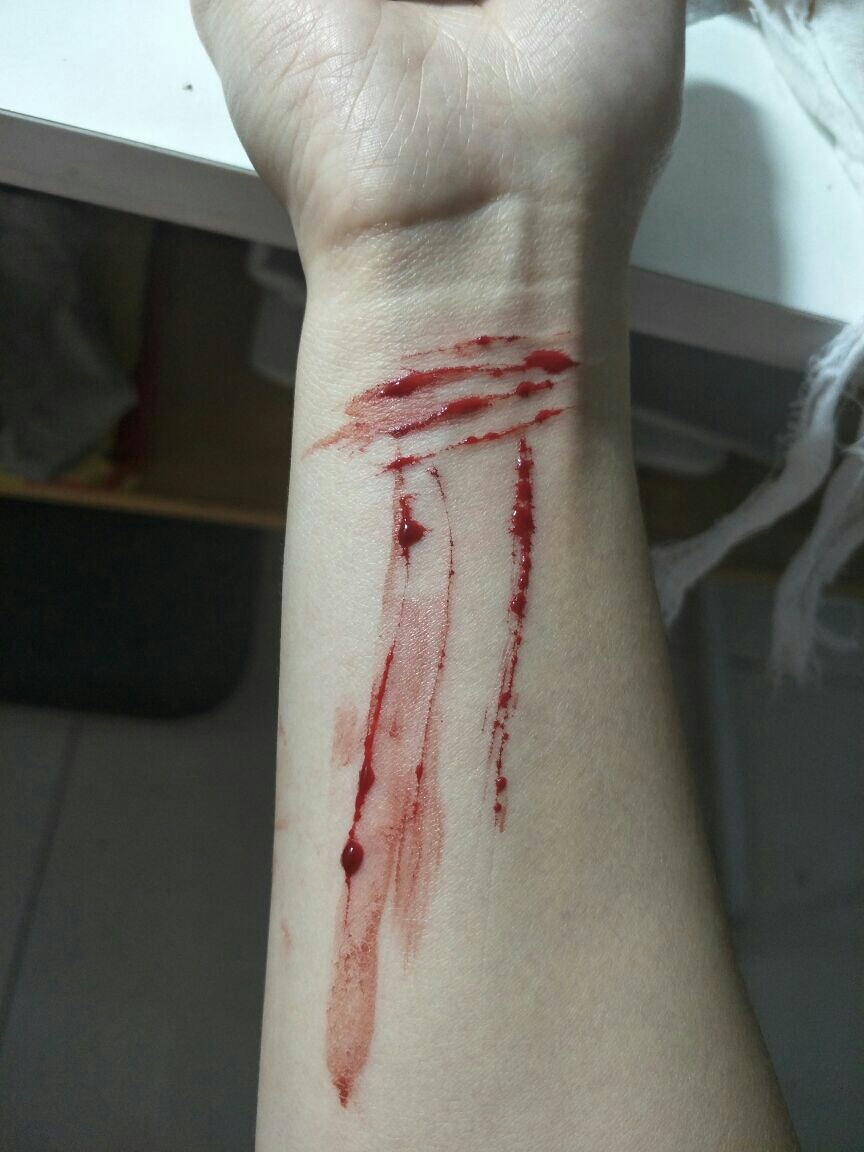 昨儿用刀片割手腕儿,今天一直想用空针抽自己的血